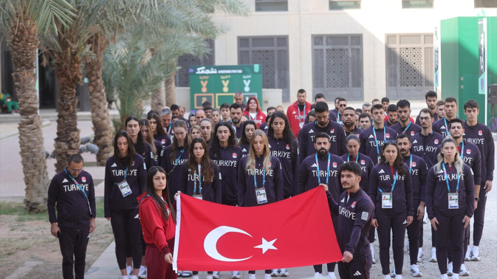 6. İslami Dayanışma Oyunları’nda yer alan sporculardan Atatürk’e saygı duruşu
