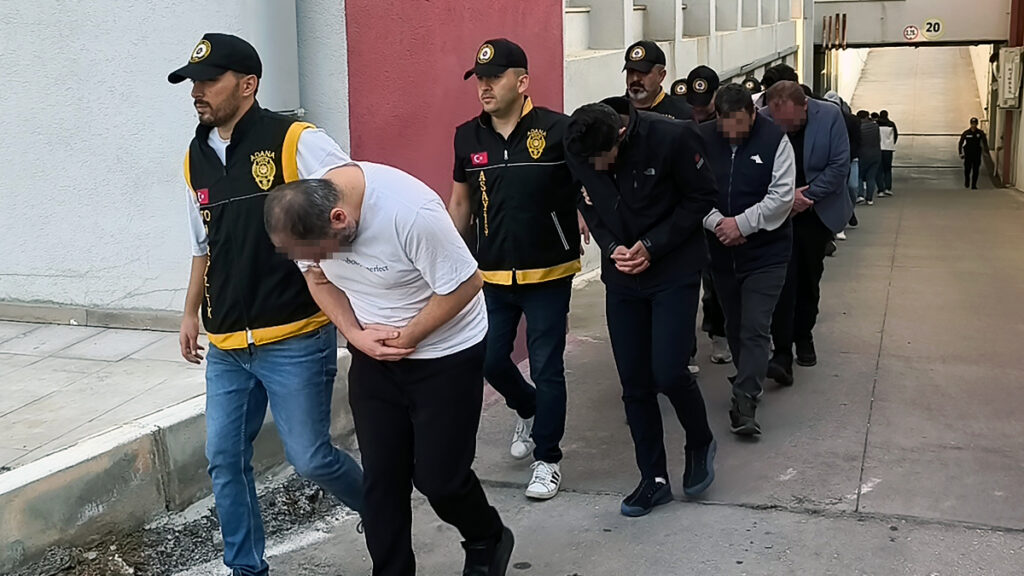 Adana’da hayali inşaat demiri satışıyla 19 milyon TL dolandırdılar: 22 tutuklama