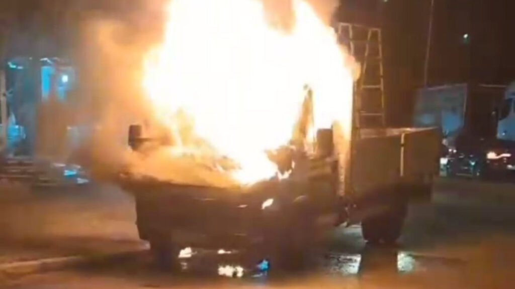 Adana’da park halindeki otomobil hurdaya döndü