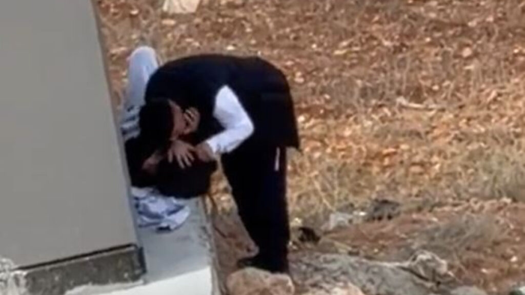 Adana’da tartıştığı kadını çantayla darbetti