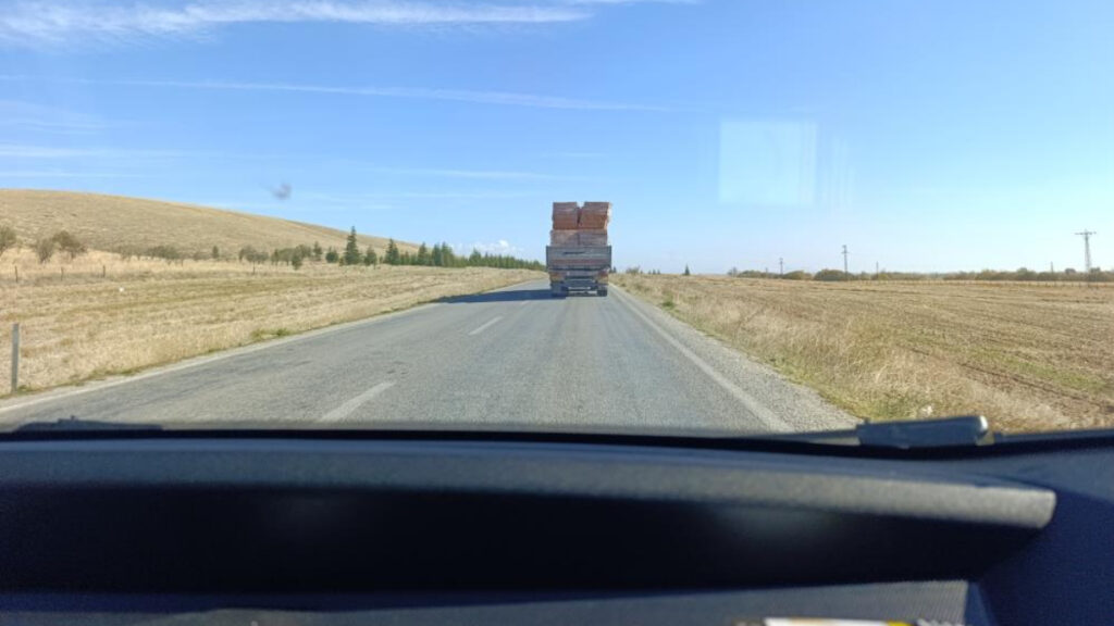 Afyonkarahisar’da tırın dorsesinden tuğlalar yola düştü