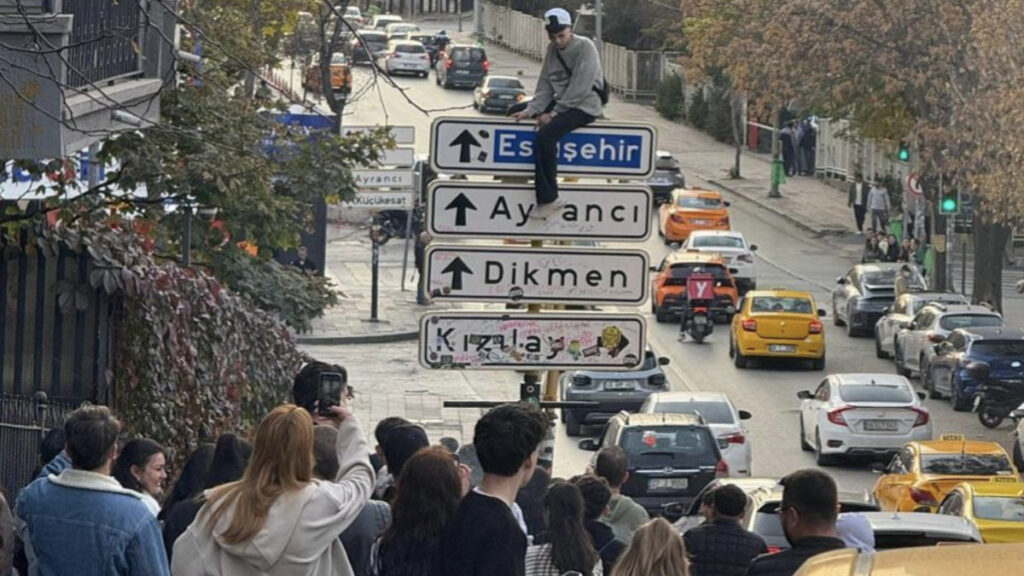 Ankara’da tabela savaşları: Uzun fotoğraf kuyrukları oluştu