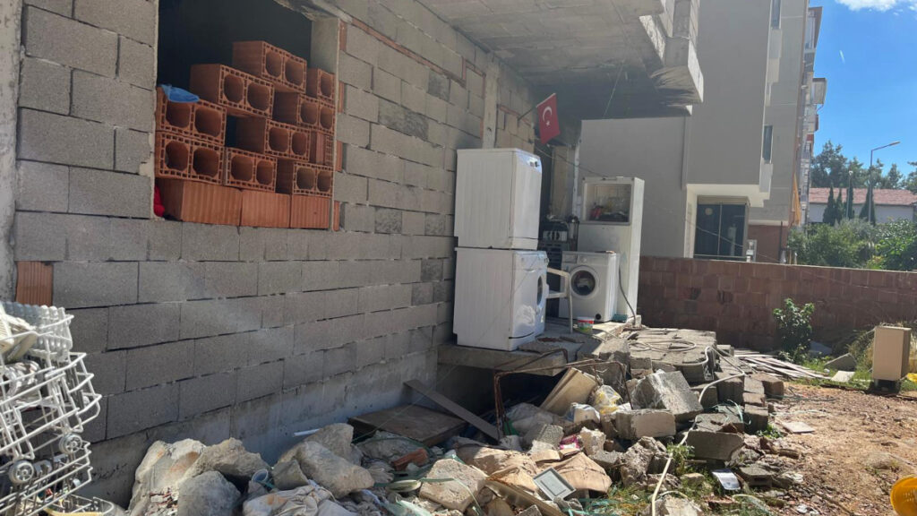 Antalya’da inşaatın bitmesini beklemeden yerleştiler