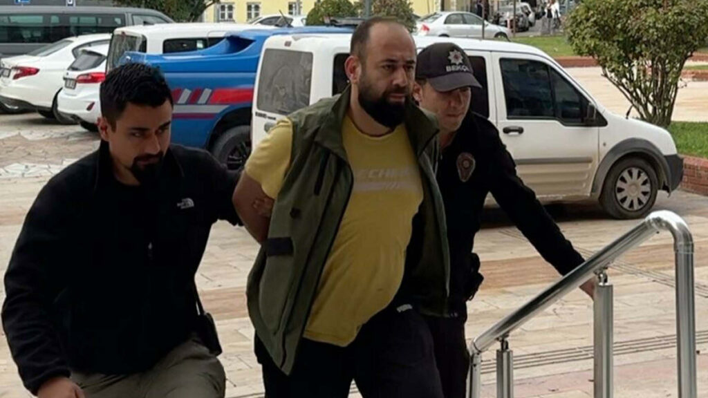 Aydın’da saygı duruşunda bulunanlarla alay eden şahsa ev hapsi cezası verildi