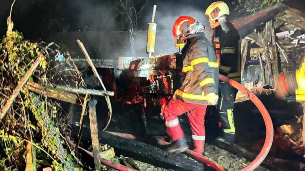 Bartın’da yıldırım düşen bölgedeki 2 araç yandı