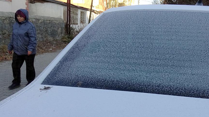 Bir kent adeta dondu! Sıfırın altında 5 dereceyi gördü, araçlarını battaniye ile korudular