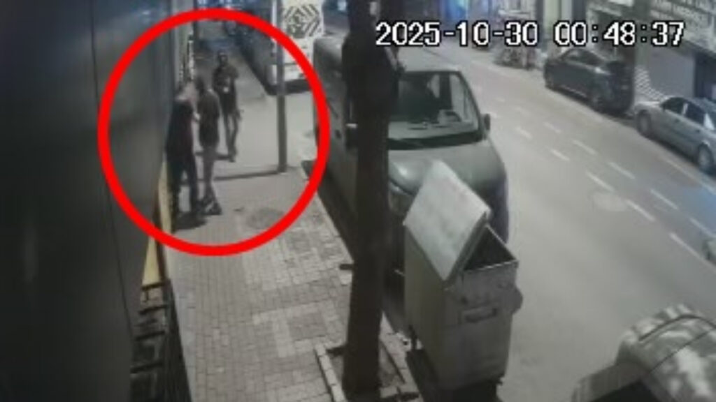 Bursa’da kaldırımdakilerden çekilmelerini istedi: İş yerine ateş açtı