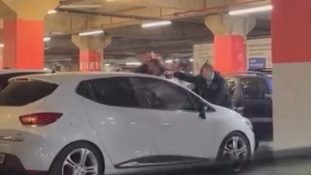 Bursa’da otoparkta iki aile birbirini dövdü