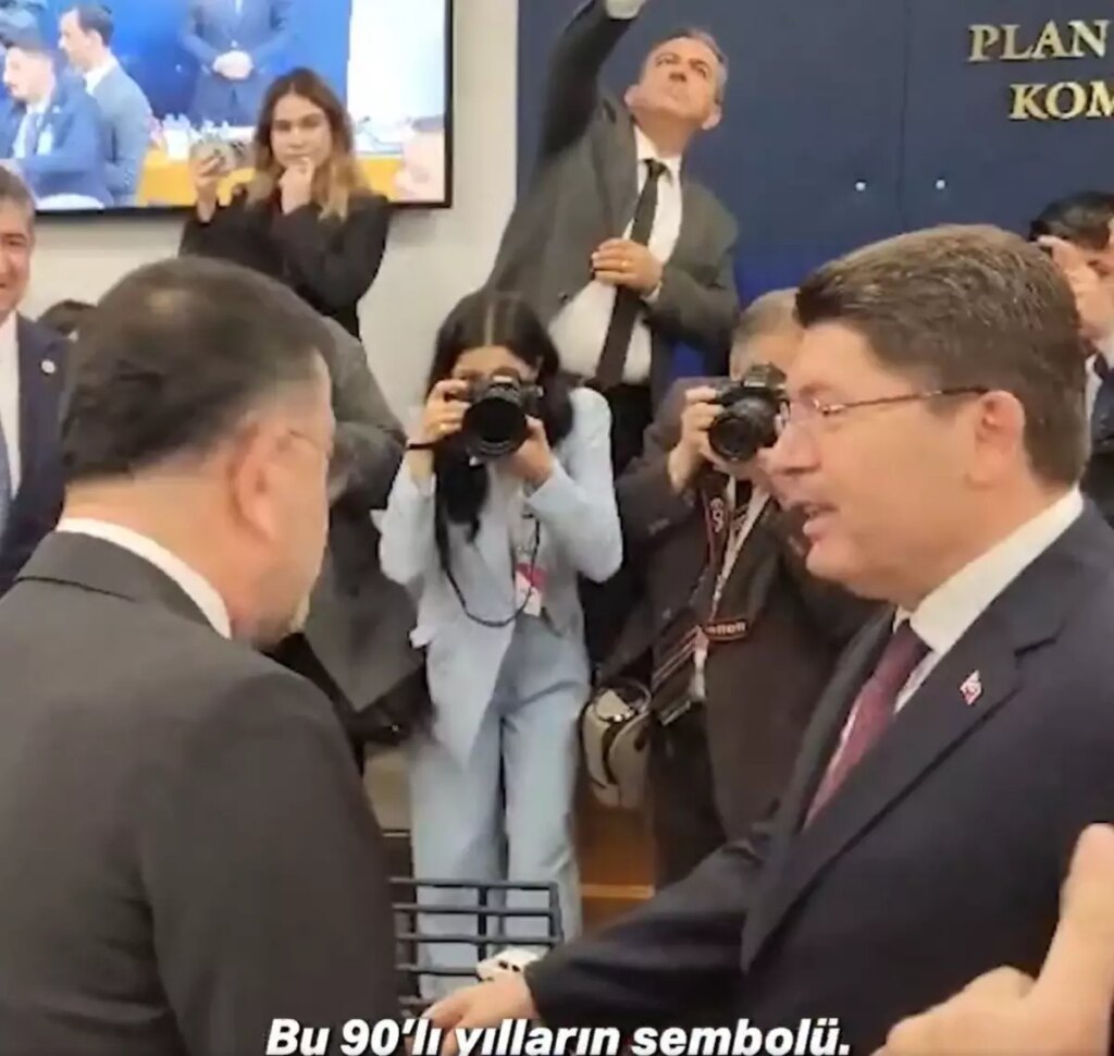 CHP’li vekil “Beyaz Toros” maketi gösterdi, Bakan Tunç anında cevabı yapıştırdı