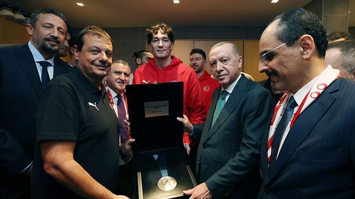 Cumhurbaşkanı Erdoğan, A Milli Erkek Basketbol Takımı’nı tebrik etti