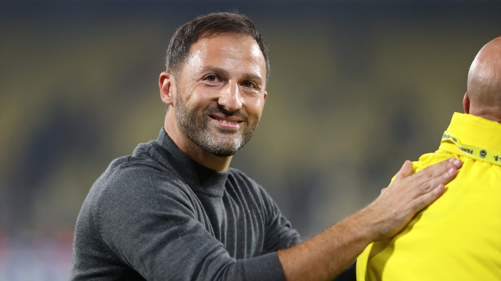 Domenico Tedesco, galibiyet sonrası tribünleri turladı