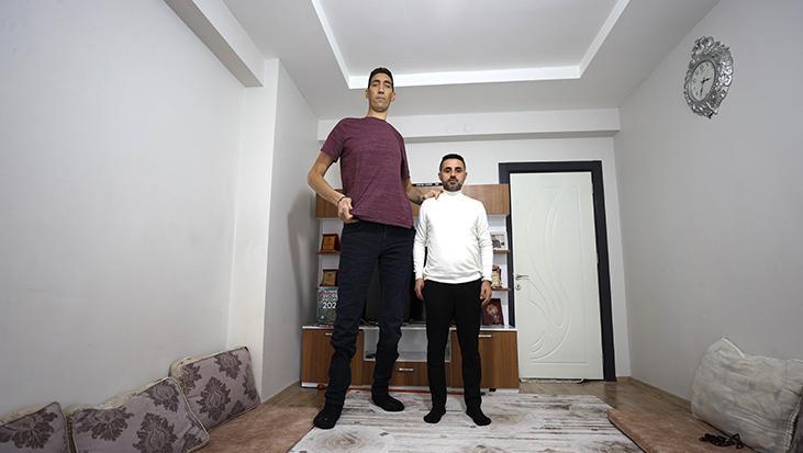 Dünyanın en uzun adamı Sultan, Londra’ya gidiyor! Hayatı belgesel olacak