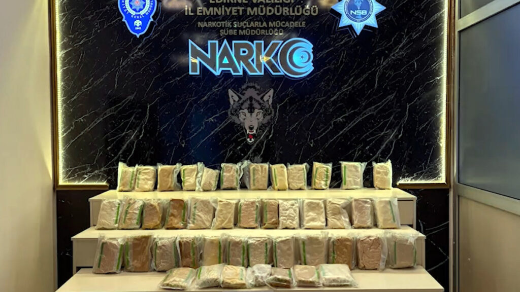 Edirne’de sınır kapısında tırdan 66 kilo uyuşturucu hammaddesi ele geçirildi