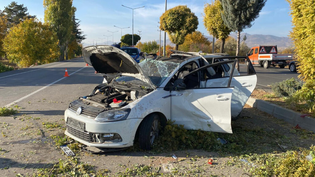 Elazığ’da elektrik direğine çarpan otomobil hurdaya çıktı