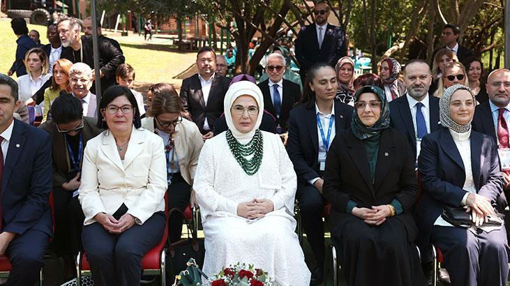 Emine Erdoğan, Güney Afrika’da Uluslararası Maarif Okulu’nu ziyaret etti