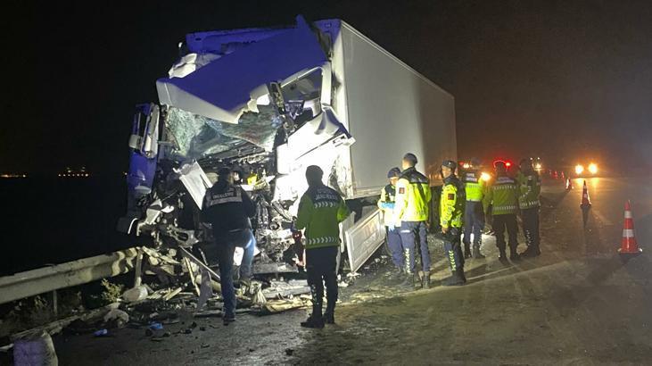 Emniyet şeridinde korkunç kaza! TIR, park halindeki otobüse çarptı: 14 yaralı