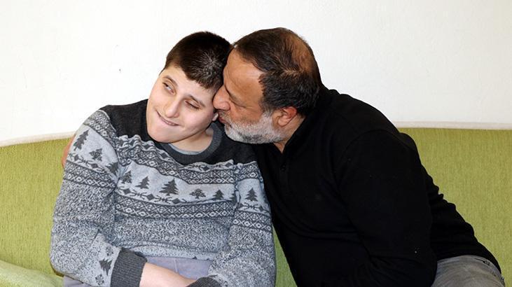 Engelli oğluna 8 yıldır hem anne hem baba: Okula gitmesini çok isterdim