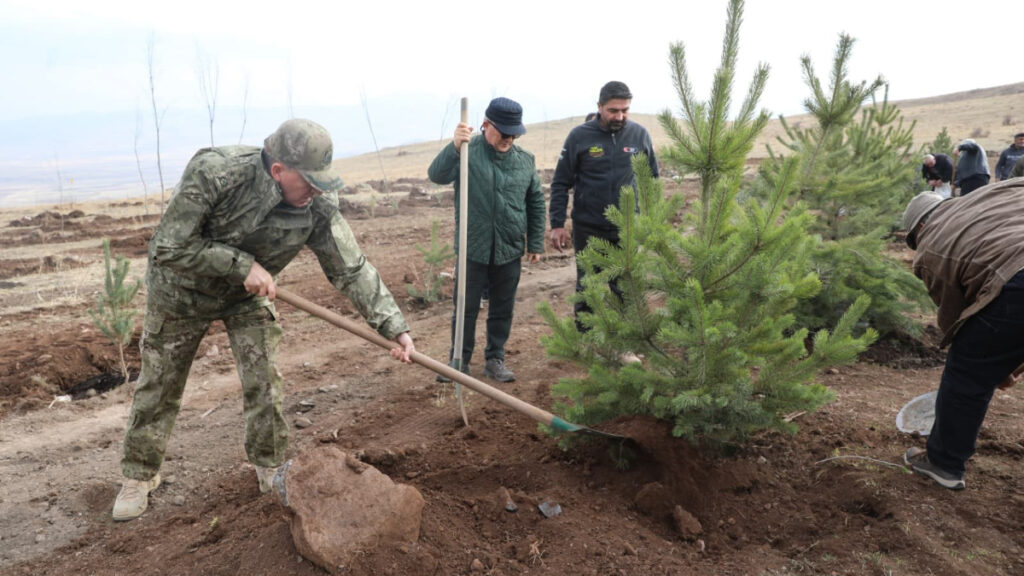 Erzurum’da şehit arkadaşının hatırasına ağaç diktiler