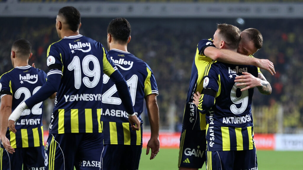 Fenerbahçe, Galatasaray’la arasındaki puan farkını 1’e indirdi