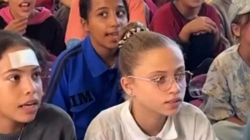 Gazze’de ateşkesin ardından çocuklar okullara döndü