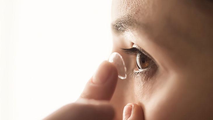 Göz sağlığınızı riske atmayın! Kontakt lens kullananlar için 4 altın kural