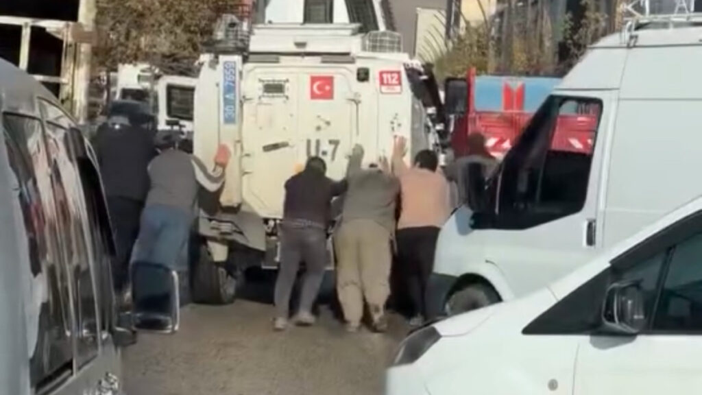 Hakkari’de zırhlı araç yolda mahsur kaldı: Yardımına çevredekiler koştu