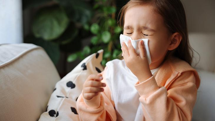 Hapşırıkla bulaşan tehlike! Kışın çocukları enfeksiyonlardan nasıl koruruz?