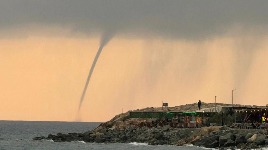 Hatay açıklarında deniz üzerinde hortum oluştu