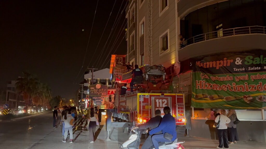 Hatay’da itfaiye ekipleri evde kilitli kalan bebek için zamanla yarıştı