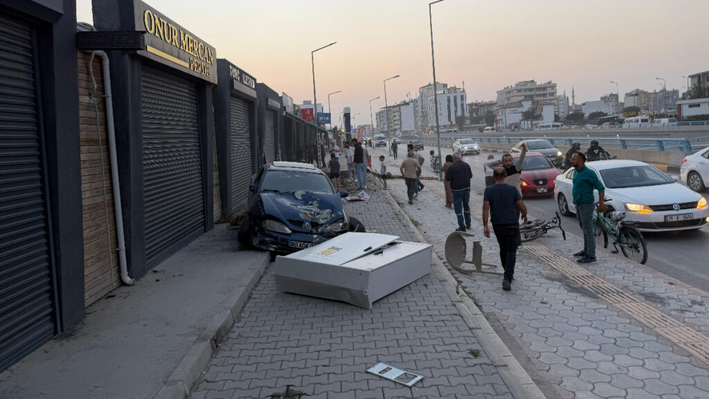 Hatay’da kaldırımda yürüyen çocuk, otomobil çarpması sonucu yaşamını yitirdi