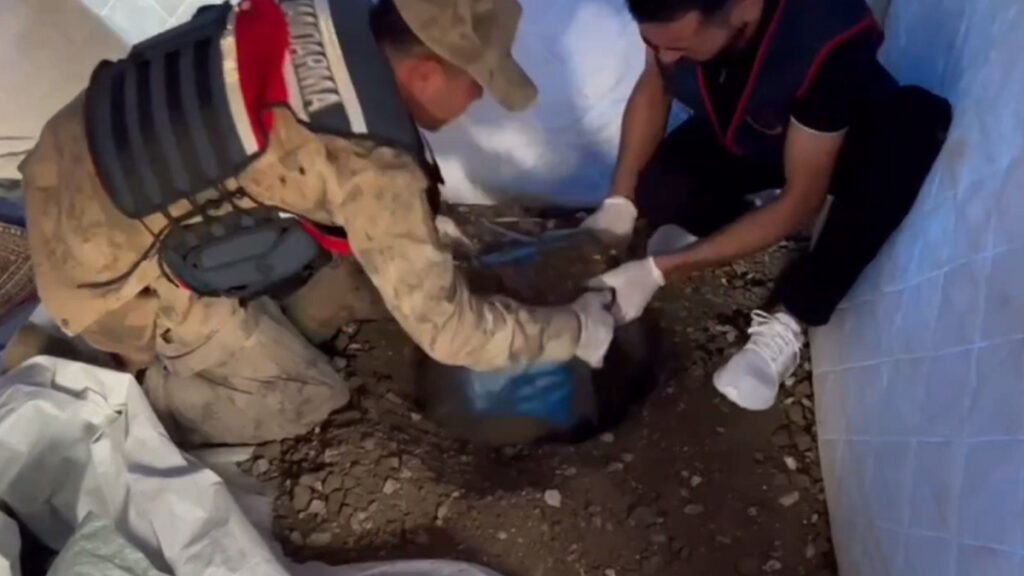 Hatay’da uyuşturucu bulunan kovayı deprem çadırının içerisinde toprağa gömdü