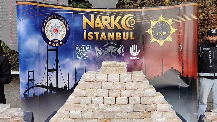 İstanbul ve Kocaeli’nde operasyonla ele geçirilen 966 kilo uyuşturucu emniyette sergilendi
