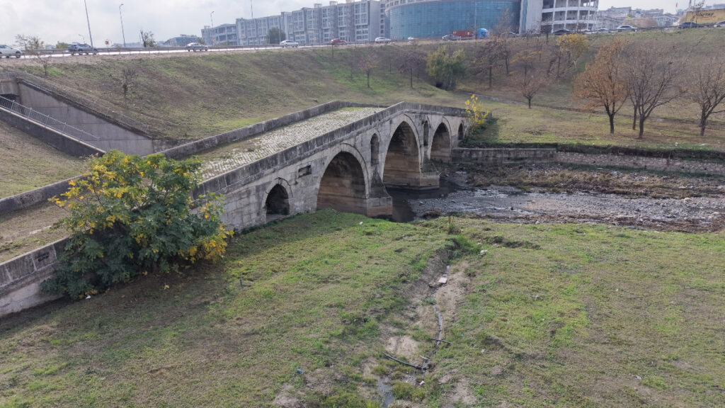 İstanbul’da 470 yıllık Haramidere Köprüsü içler acısı halde