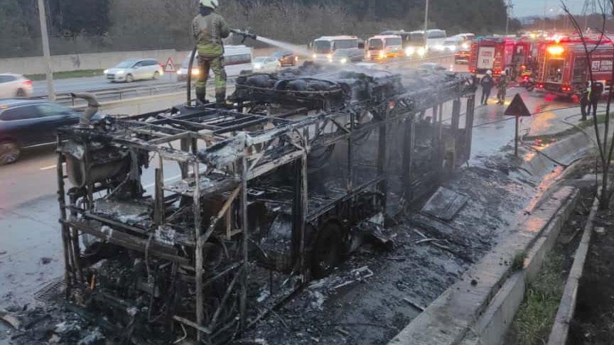 İstanbul’da korku dolu anlar! İETT otobüsü alev alev yandı