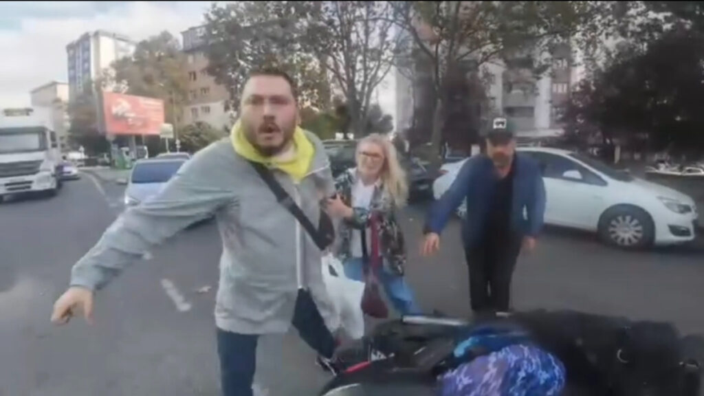 İstanbul’da motosikletliye tekme tokat saldırı kamerada