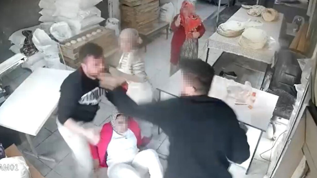 İstanbul’da yumruk yumruğa borç kavgasında kadın yerlerde sürüklendi