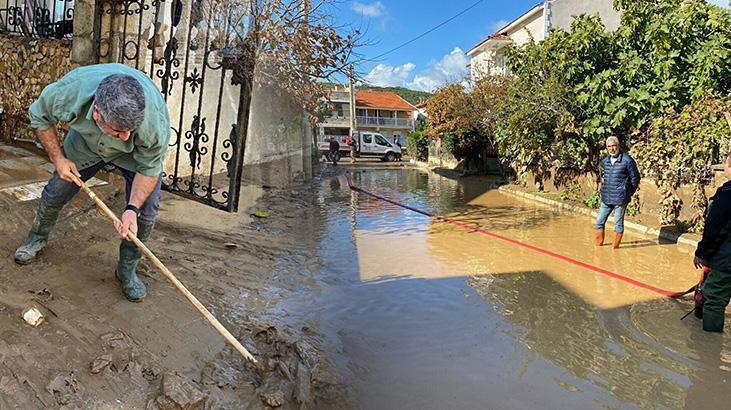 İzmir sular altıda! Cadde ve sokaklar sular altında kaldı