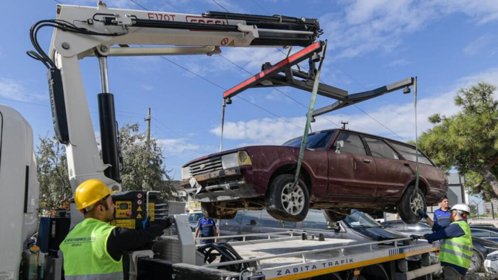İzmir’de hurda araçlar ekonomiye kazandırılıyor