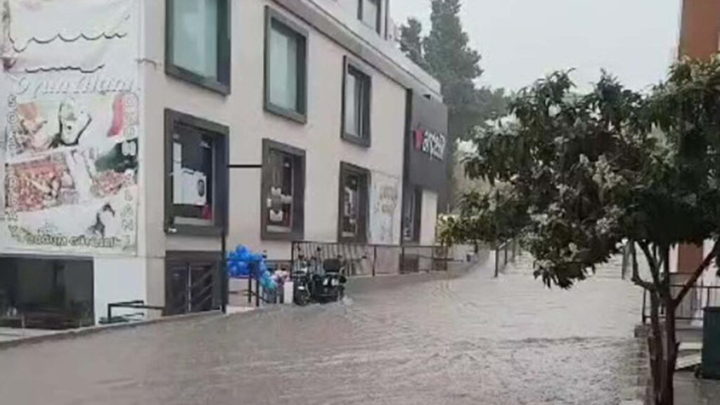 İzmir’de sağanak: Cadde ve sokaklar göle döndü