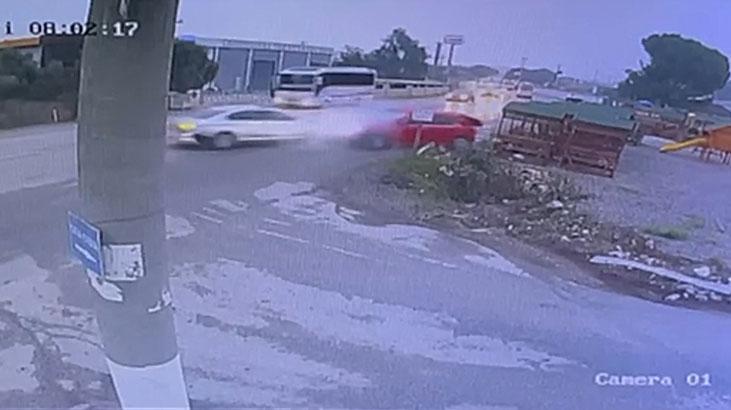 İzmir’deki feci kaza kamerada: 2 ölü, 4 yaralı