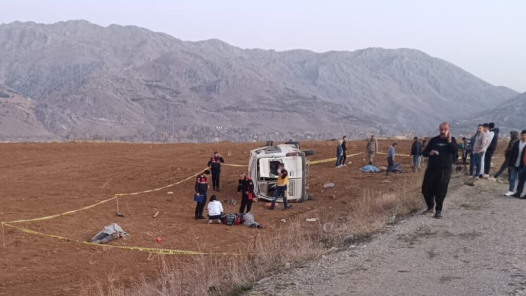 Kahramanmaraş’ta minibüs takla attı: 2 kişi hayatını kaybetti, 7 yaralı