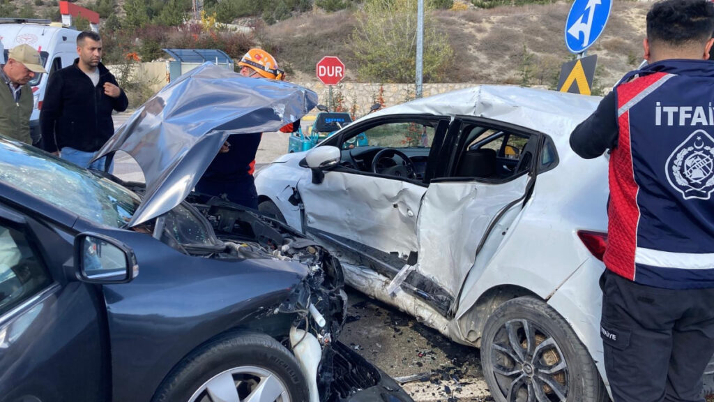 Karabük’te kavşakta iki otomobil çarpıştı: 7 yaralı