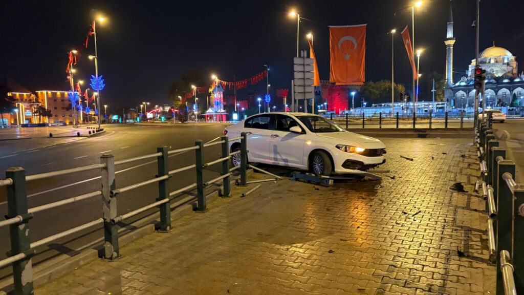 Kayseri’de uyuyan sürücü kaza yaptı