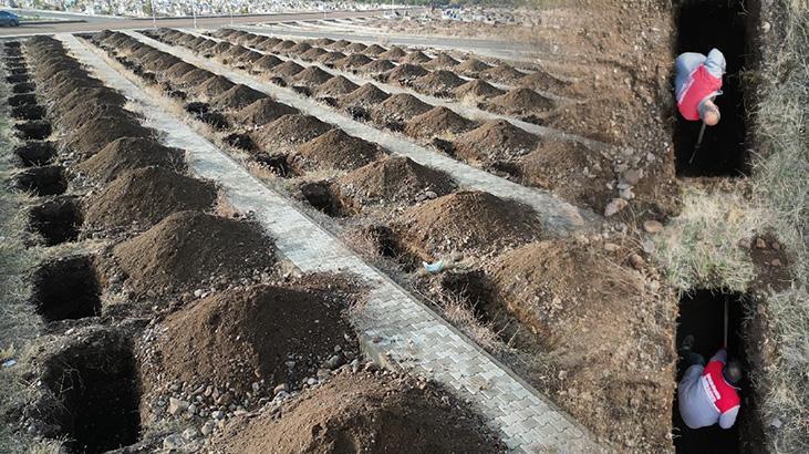 Kentte ‘kara kışa’ hazırlık! Toprak donmadan mezarlar kazıldı