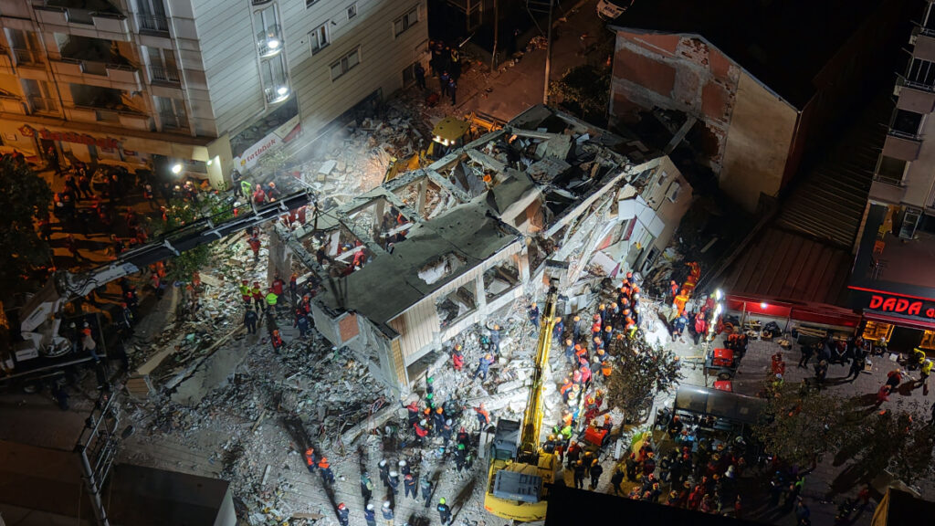 Kocaeli’de çöken binadan sağ kurtulan Dilara taburcu oldu