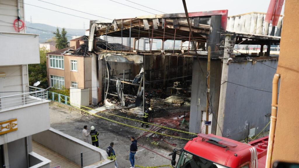 Kocaeli’de parfüm tesisindeki yangından yaralı kurtuldu: Ateşten kimse kimseyi görmedi