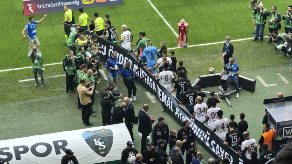 Kocaelispor – Galatasaraylı oyuncular sahaya 10 Kasım pankartıyla çıktı