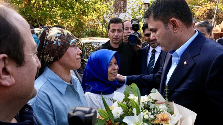 Köyünü alevlere teslim etmek istememişti! Yeni evlerin temelini Bakan Kurum’la birlikte attı