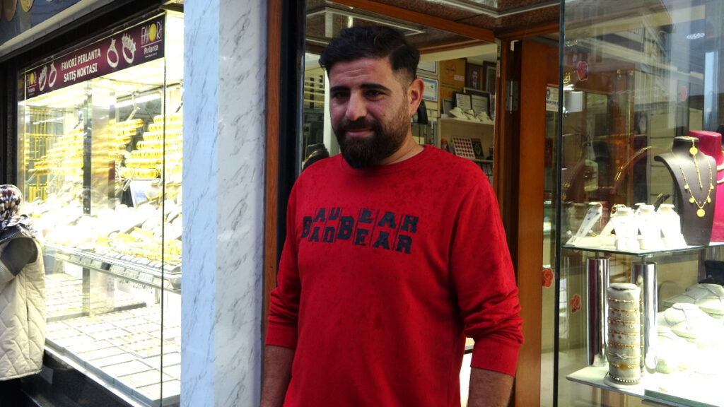 Kütahya’da kuyumcunun fazla parasını geri verdi