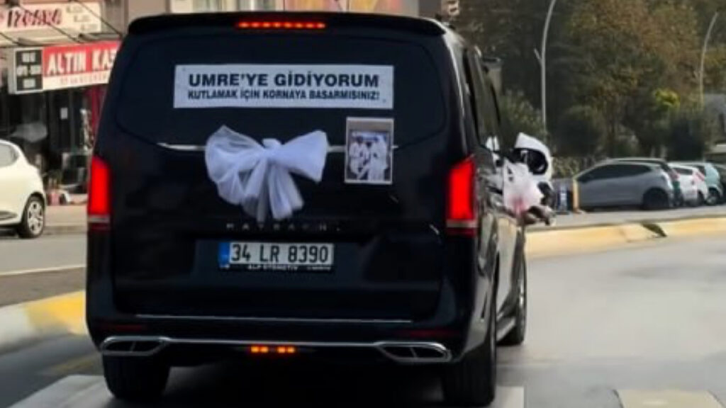 Lüks aracına “Umre’ye gidiyorum” yazısı yapıştırdı: Görüntüler tepki çekti